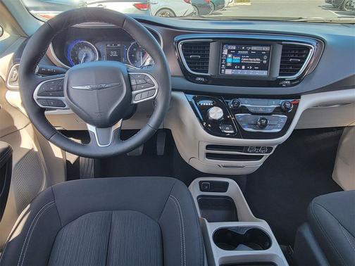 2024 Chrysler Voyager LX