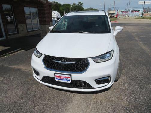 White 2021 Chrysler Pacifica Touring L