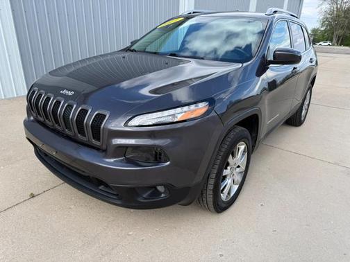 Granite Crystal Metallic Clearcoat 2017 Jeep Cherokee Latitude