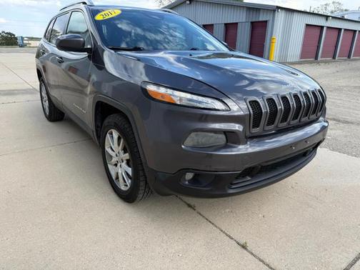 Granite Crystal Metallic Clearcoat 2017 Jeep Cherokee Latitude