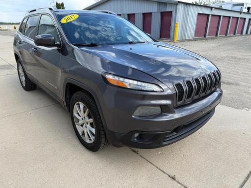 Granite Crystal Metallic Clearcoat 2017 Jeep Cherokee Latitude