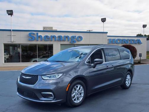 2022 Chrysler Pacifica Touring-L