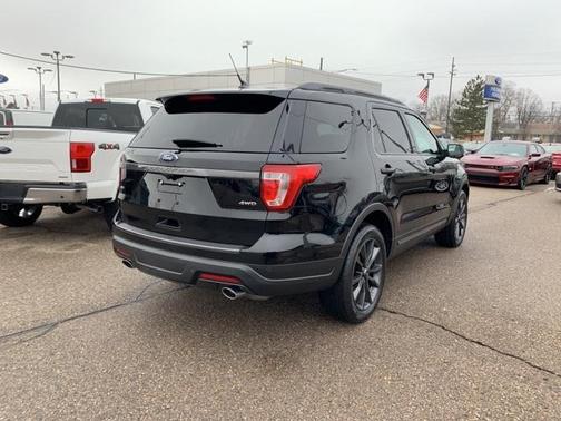 Photo 4 of 32 of 2018 Ford Explorer XLT