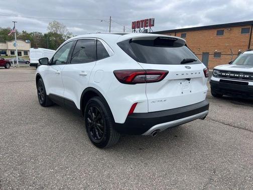 Oxford White 2023 Ford Escape Active