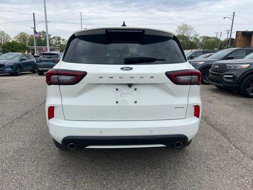Star White Metallic Tri-Coat 2024 Ford Escape ST-Line