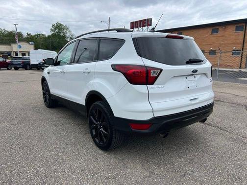 Oxford White 2019 Ford Escape SE