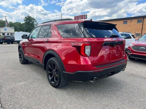 Rapid Red Metallic Tinted Clearcoat 2024 Ford Explorer ST-Line