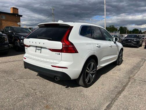 Crystal White Metallic 2021 Volvo XC60 T5 Momentum