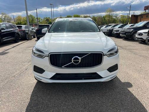 Crystal White Metallic 2021 Volvo XC60 T5 Momentum
