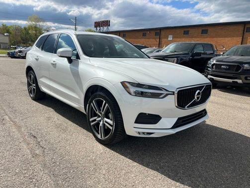 Crystal White Metallic 2021 Volvo XC60 T5 Momentum
