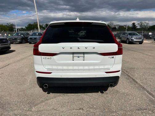 Crystal White Metallic 2021 Volvo XC60 T5 Momentum