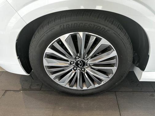 2025 INFINITI QX80 Luxe