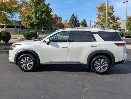 Pearl White Tricoat 2024 Nissan Pathfinder SL 4WD