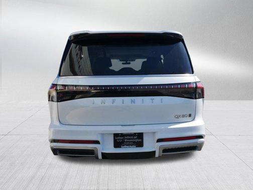 Radiant White 2025 INFINITI QX80 Luxe