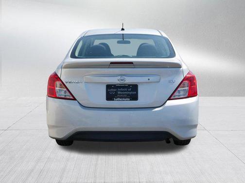 Brilliant Silver 2017 Nissan Versa 1.6 SV