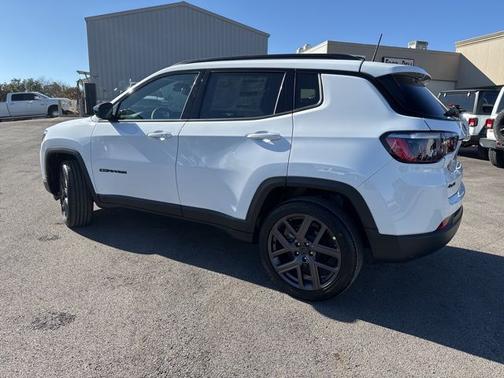 Bright White Clearcoat 2026 Jeep Compass Latitude