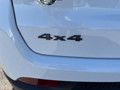 Bright White Clearcoat 2026 Jeep Compass Latitude