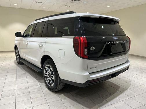 Star White 2025 Ford Expedition Active