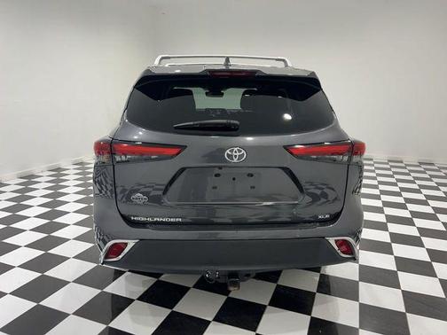 Magnetic Gray Metallic 2022 Toyota Highlander XLE