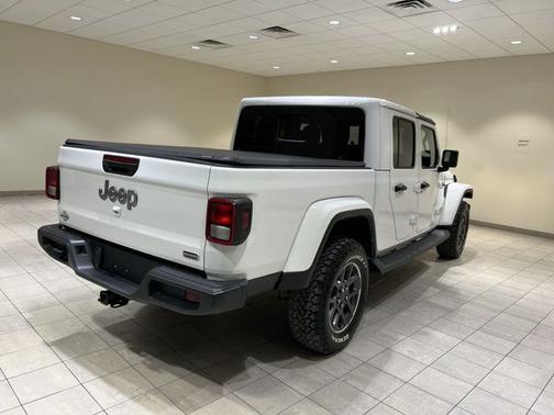 Bright White Clearcoat 2022 Jeep Gladiator Overland