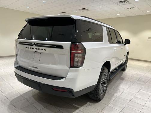 Iridescent Pearl Tricoat 2023 Chevrolet Suburban Z71