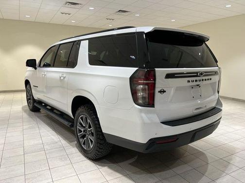 Iridescent Pearl Tricoat 2023 Chevrolet Suburban Z71