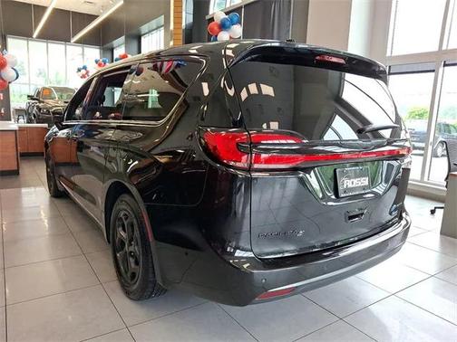 2023 Chrysler Pacifica Hybrid Touring L