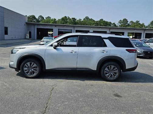 2024 Nissan Pathfinder SV