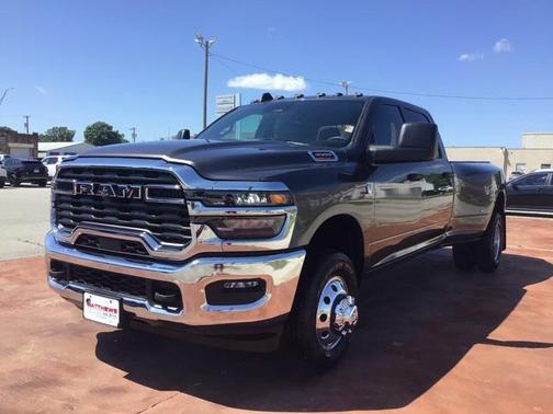 2025 RAM 3500 Tradesman Crew Cab 4x4 8' Box