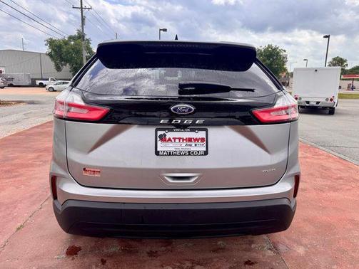Silver Metallic 2022 Ford Edge SE