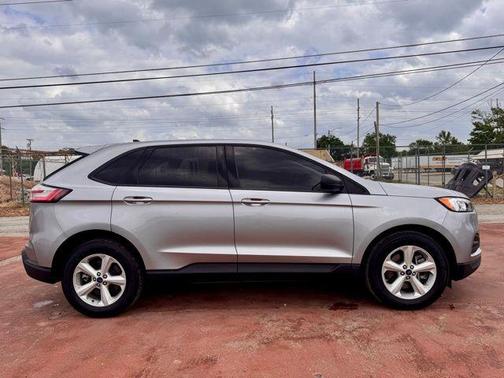 Silver Metallic 2022 Ford Edge SE