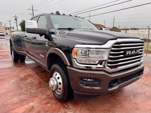 Diamond Black Crystal Pearlcoat 2024 RAM 3500 Longhorn
