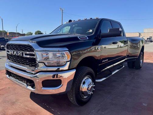 Diamond Black Crystal Pearlcoat 2021 RAM 3500 Tradesman Crew Cab 4x4 8' Box