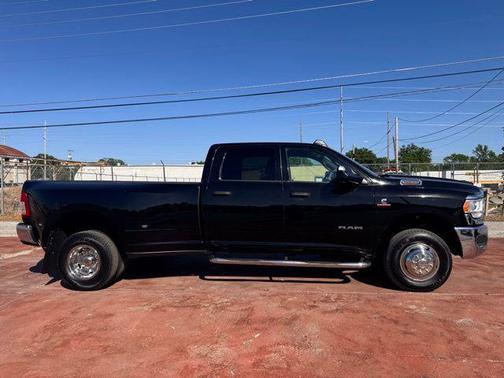 Diamond Black Crystal Pearlcoat 2021 RAM 3500 Tradesman Crew Cab 4x4 8' Box