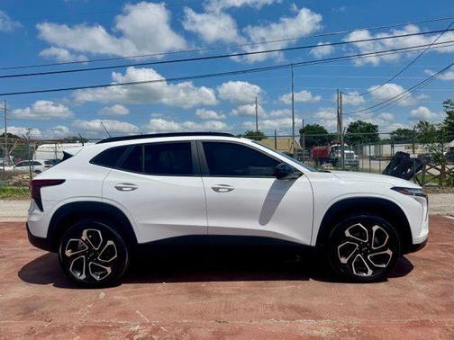 Summit White 2025 Chevrolet Trax FWD 2RS