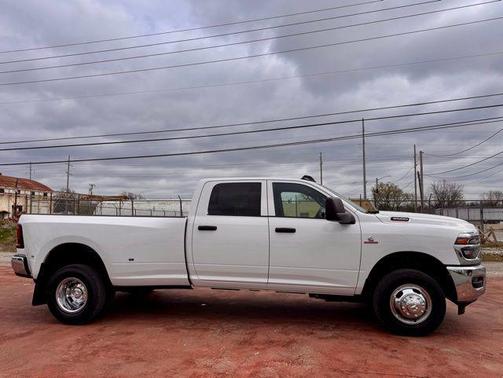 Bright White Clearcoat 2026 RAM 3500 Tradesman Crew Cab 4x4 8' Box