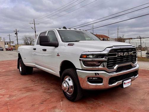 Bright White Clearcoat 2026 RAM 3500 Tradesman Crew Cab 4x4 8' Box