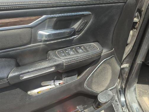 Diamond Black Crystal Pearlcoat 2019 RAM 1500 Laramie