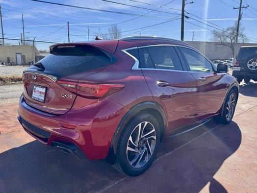 2017 INFINITI QX30 Premium