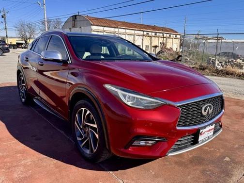 2017 INFINITI QX30 Premium