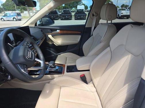 Glacier White Metallic 2023 Audi Q5 45 S line quattro Premium