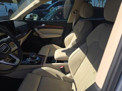 Glacier White Metallic 2023 Audi Q5 45 S line quattro Premium