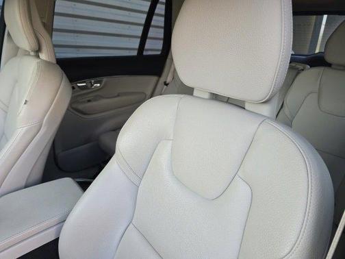 2020 Volvo XC90 T5 Momentum 7 Passenger