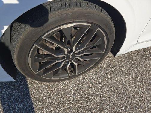 Glacial White Pearl 2022 Kia K5 GT
