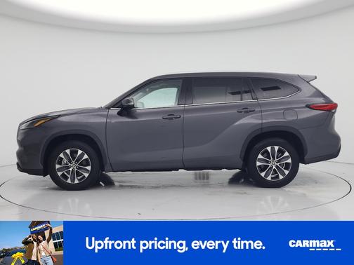 Gray 2022 Toyota Highlander Hybrid XLE