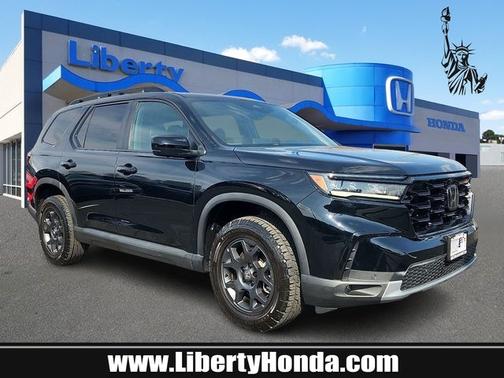 Crystal Black Pearl 2025 Honda Pilot TrailSport