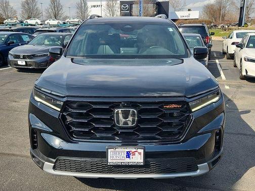 Crystal Black Pearl 2025 Honda Pilot TrailSport
