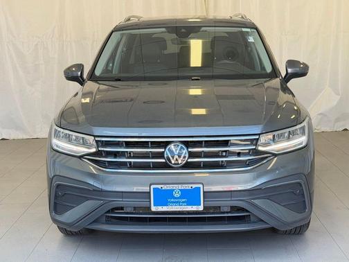 Platinum Gray Metallic 2024 Volkswagen Tiguan 2.0T SE