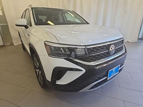 Pure White 2023 Volkswagen Taos 1.5T SE