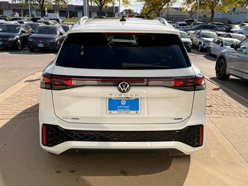 2026 Volkswagen Tiguan 2.0T SEL R-Line